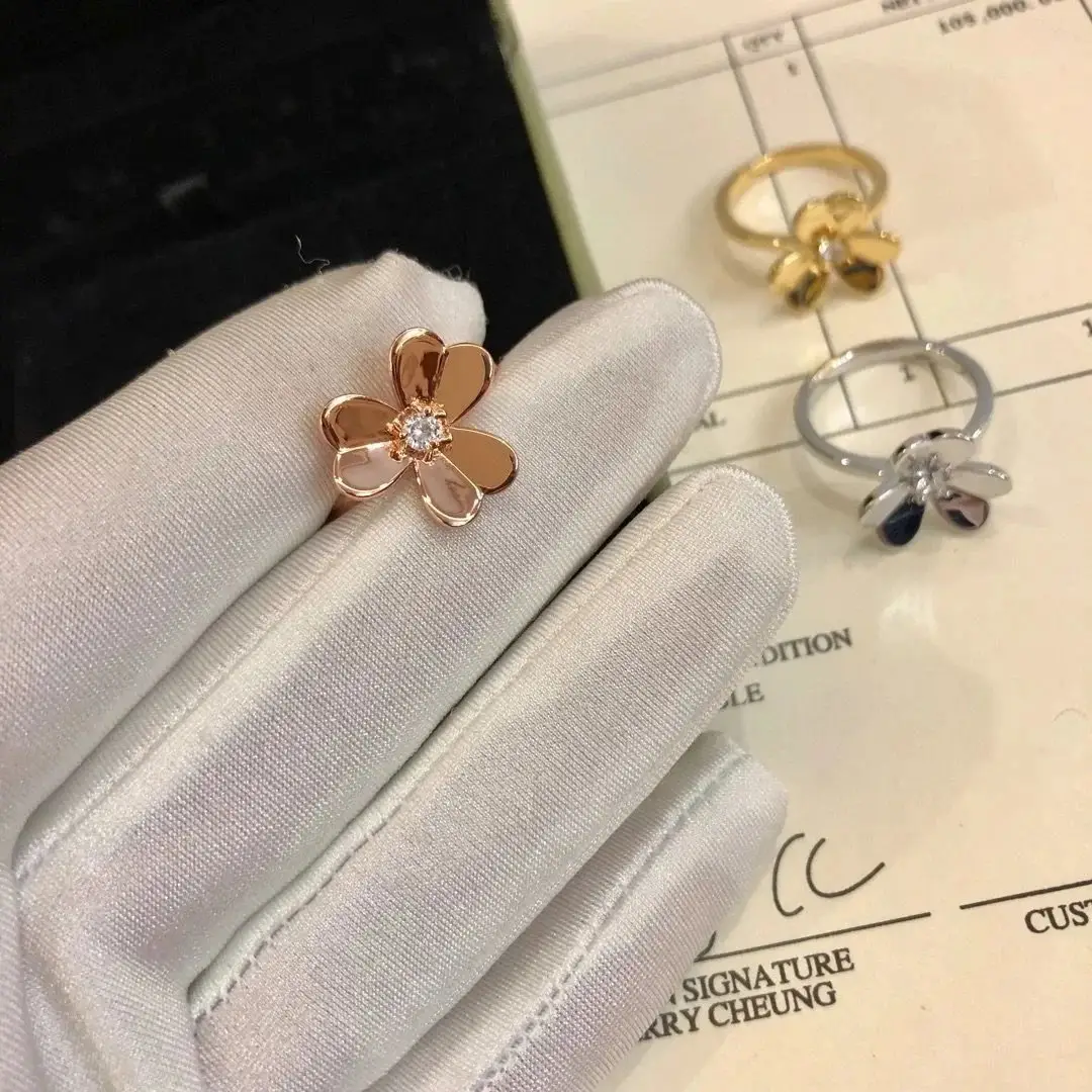 17V*a*n C*l*e* & A*r*p*e*l*