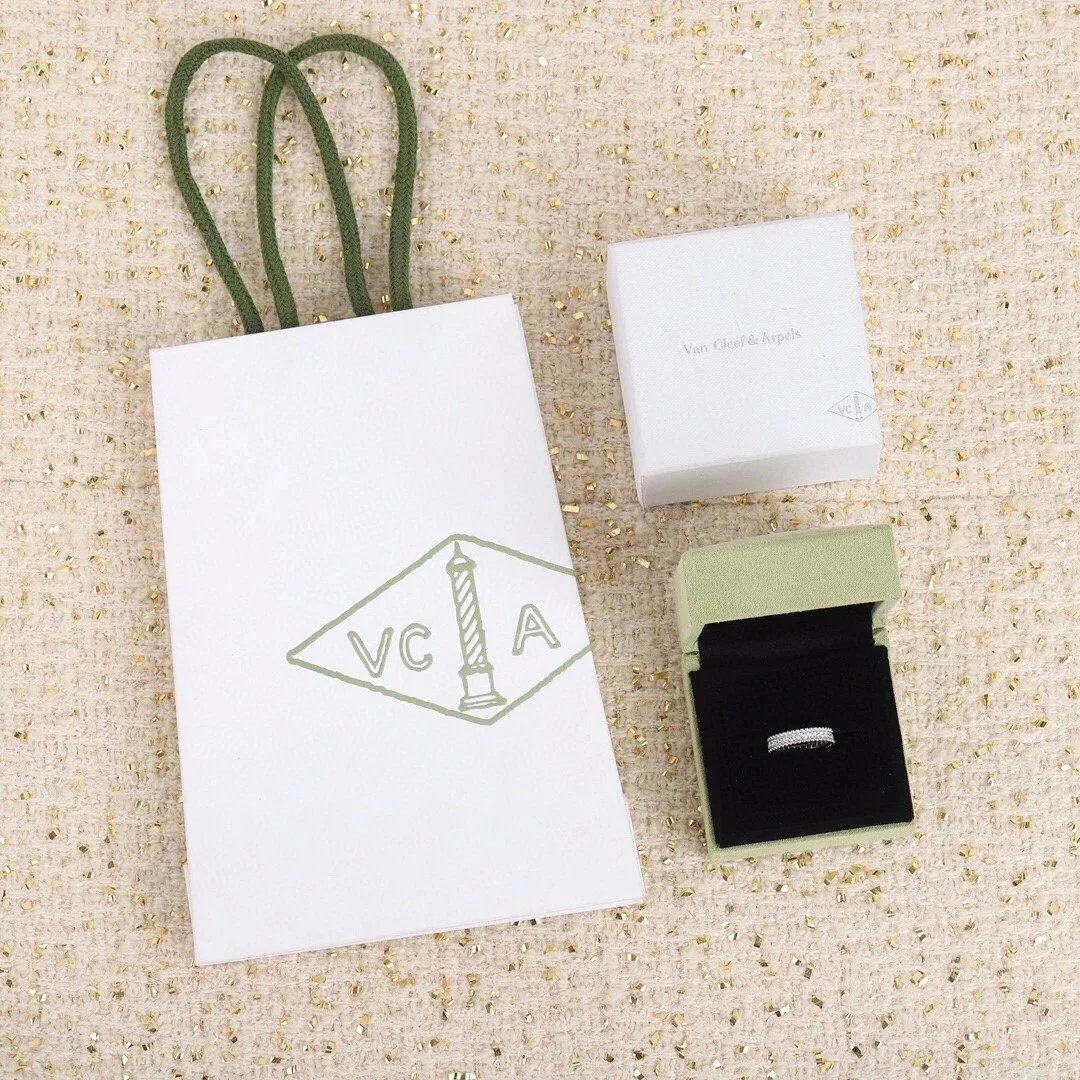 25V*a*n C*l*e* & A*r*p*e*l*