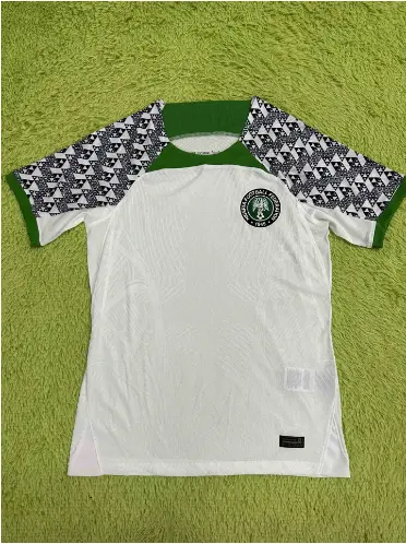 NRLY 客白色绿领