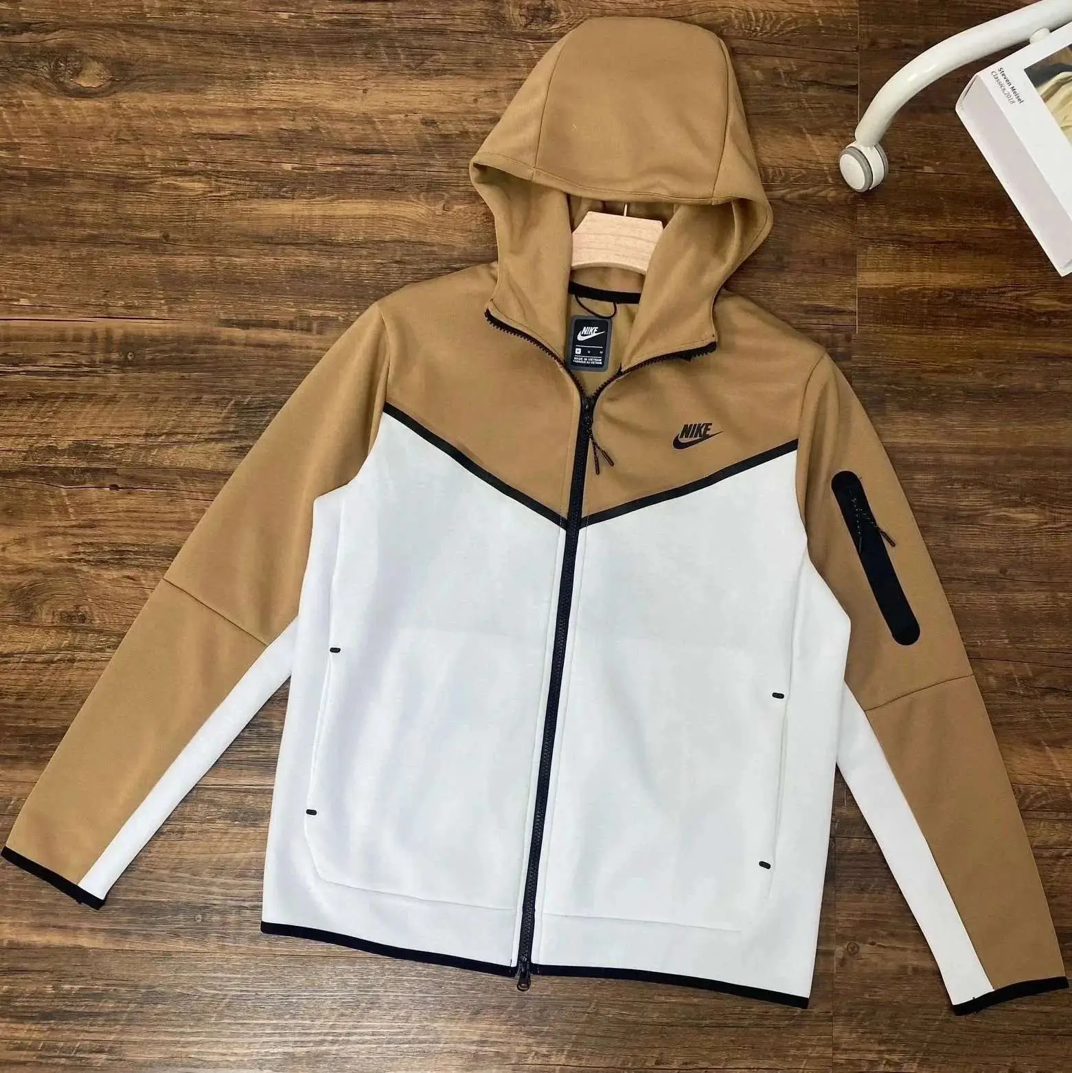 4490 khaki spliced white top